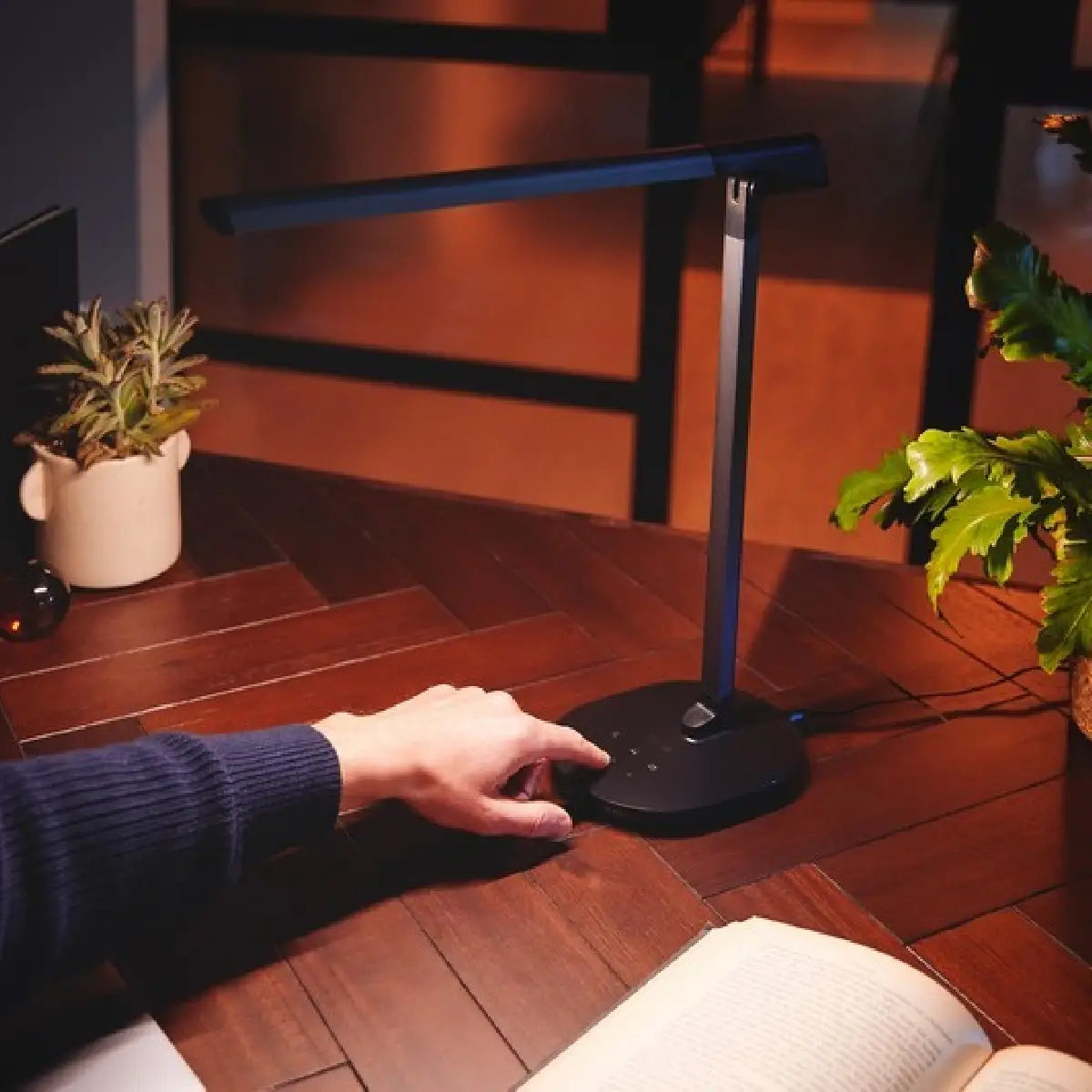 Verstellbare LED-Schreibtischlampe – Beispiel für die Änderung des Lichtwinkels