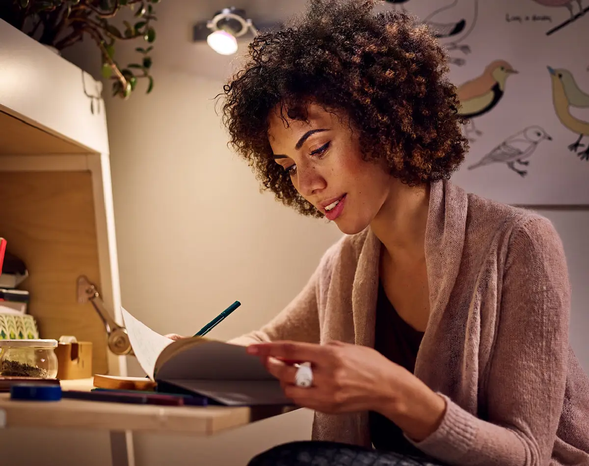 Grafik mit einer Frau am Schreibtisch