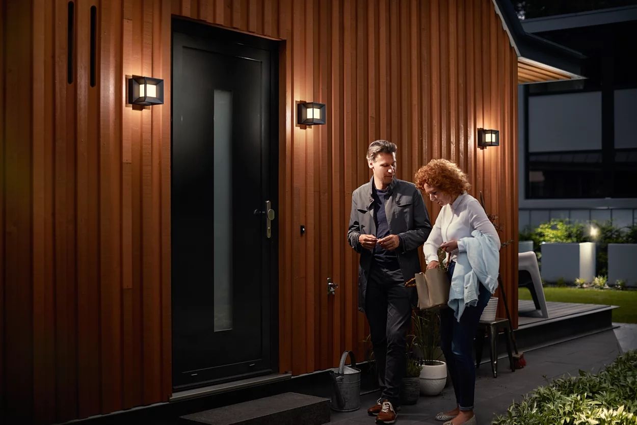 Philips LED-Gartenwandleuchte an der Gebäudefassade montiert