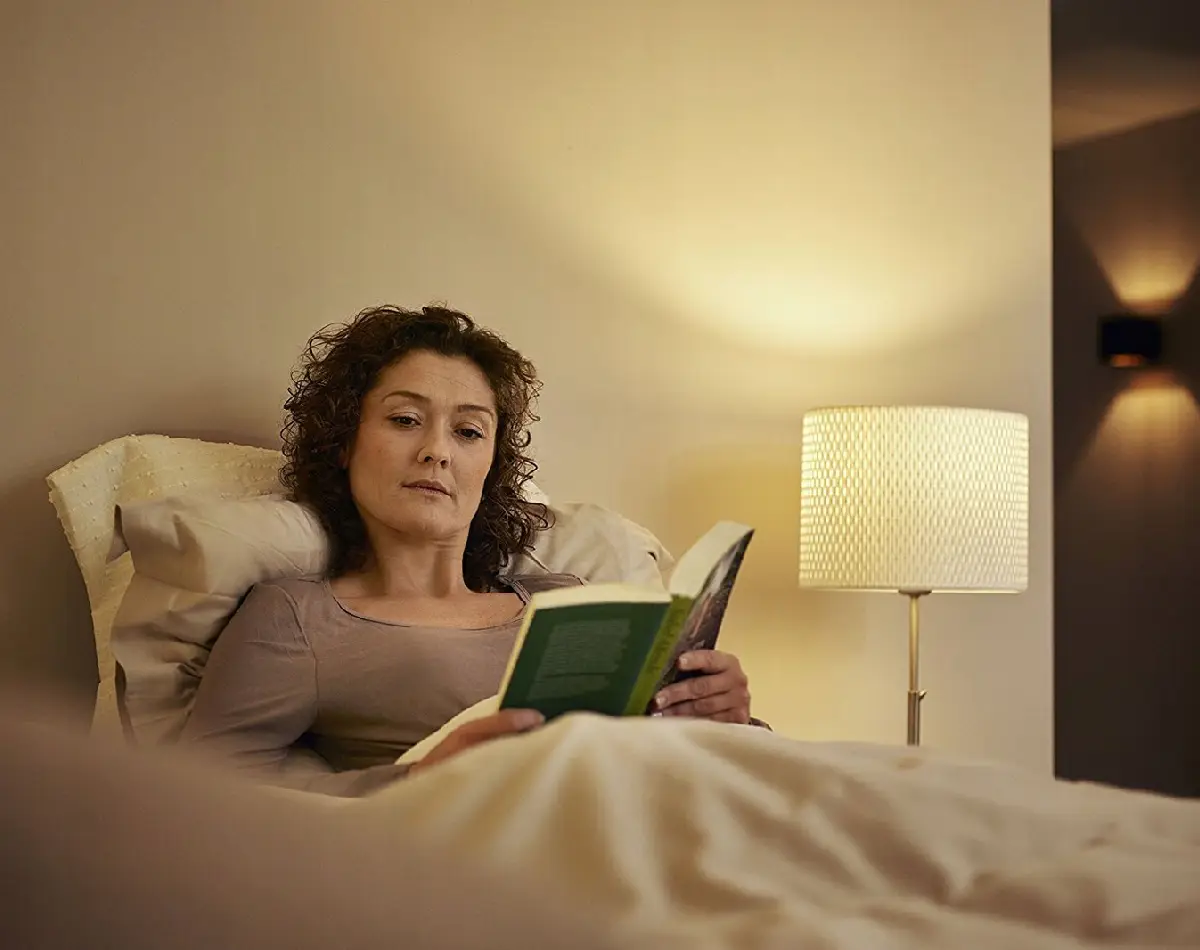 Grafik mit einer Frau beim Lesen im Bett