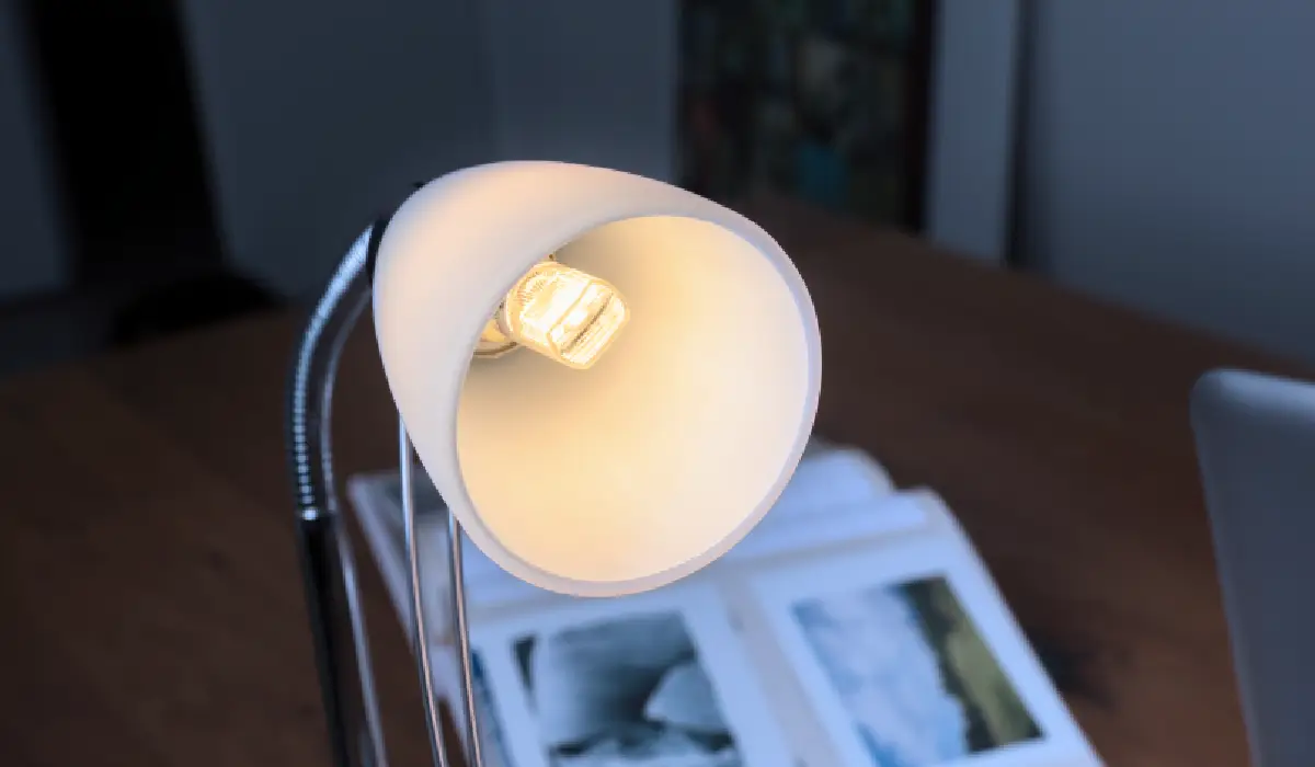 Grafik mit einer Schreibtischlampe