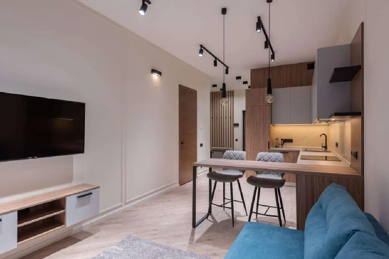 Neutrale LED-Lichtfarbe in einer kleinen Küche mit hellen Fronten