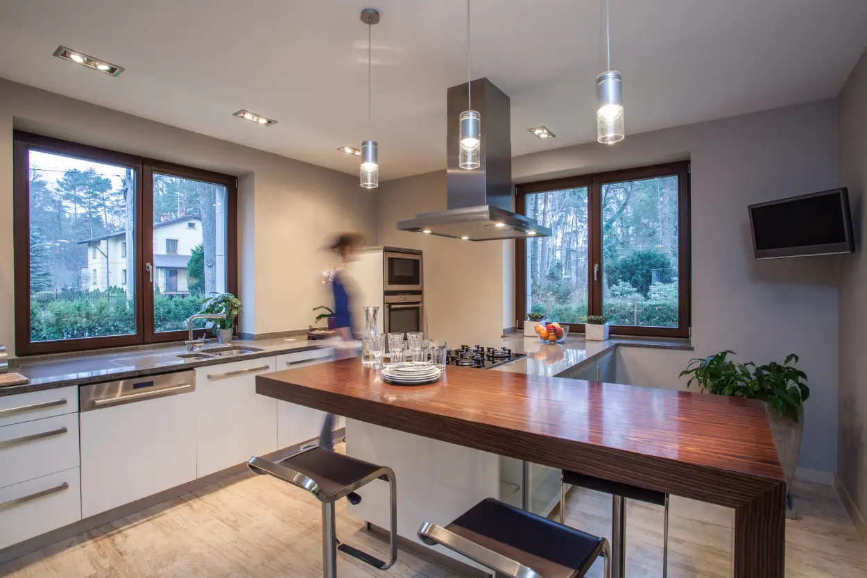 Kleine Küche mit glänzenden Flächen und LED-Beleuchtung, die das Licht reflektiert