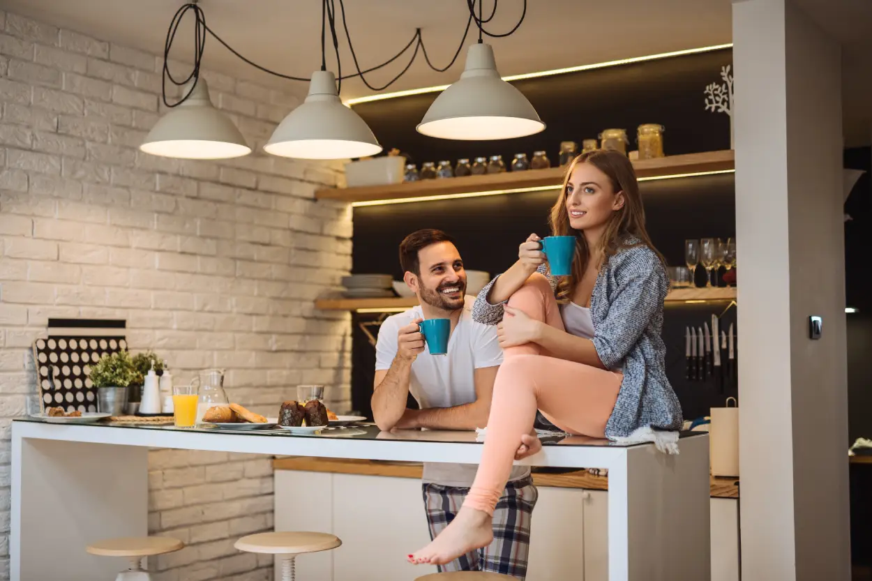 LED-Deckenbeleuchtung in einer kleinen Küche ohne Schattenbildung