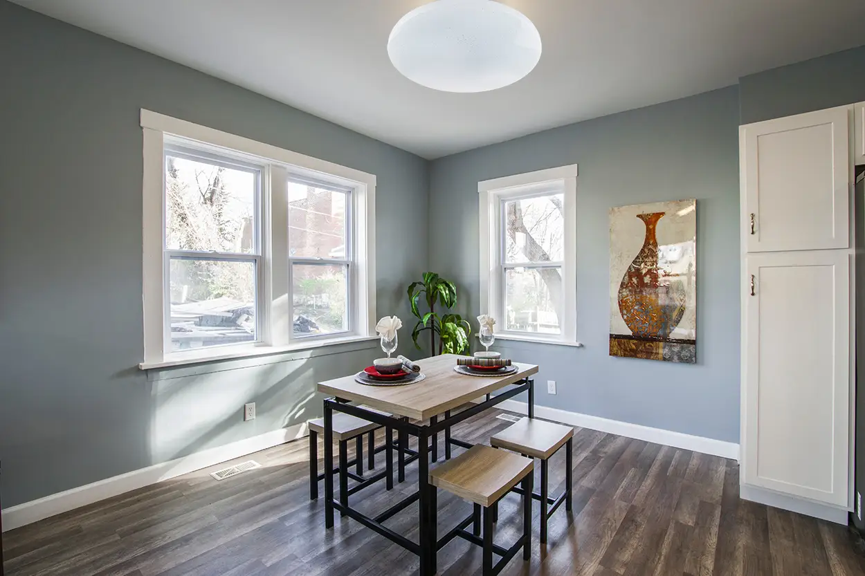 LED-Deckenleuchte in einer kleinen Küche mit heller Küchenzeile und gleichmäßiger Deckenbeleuchtung