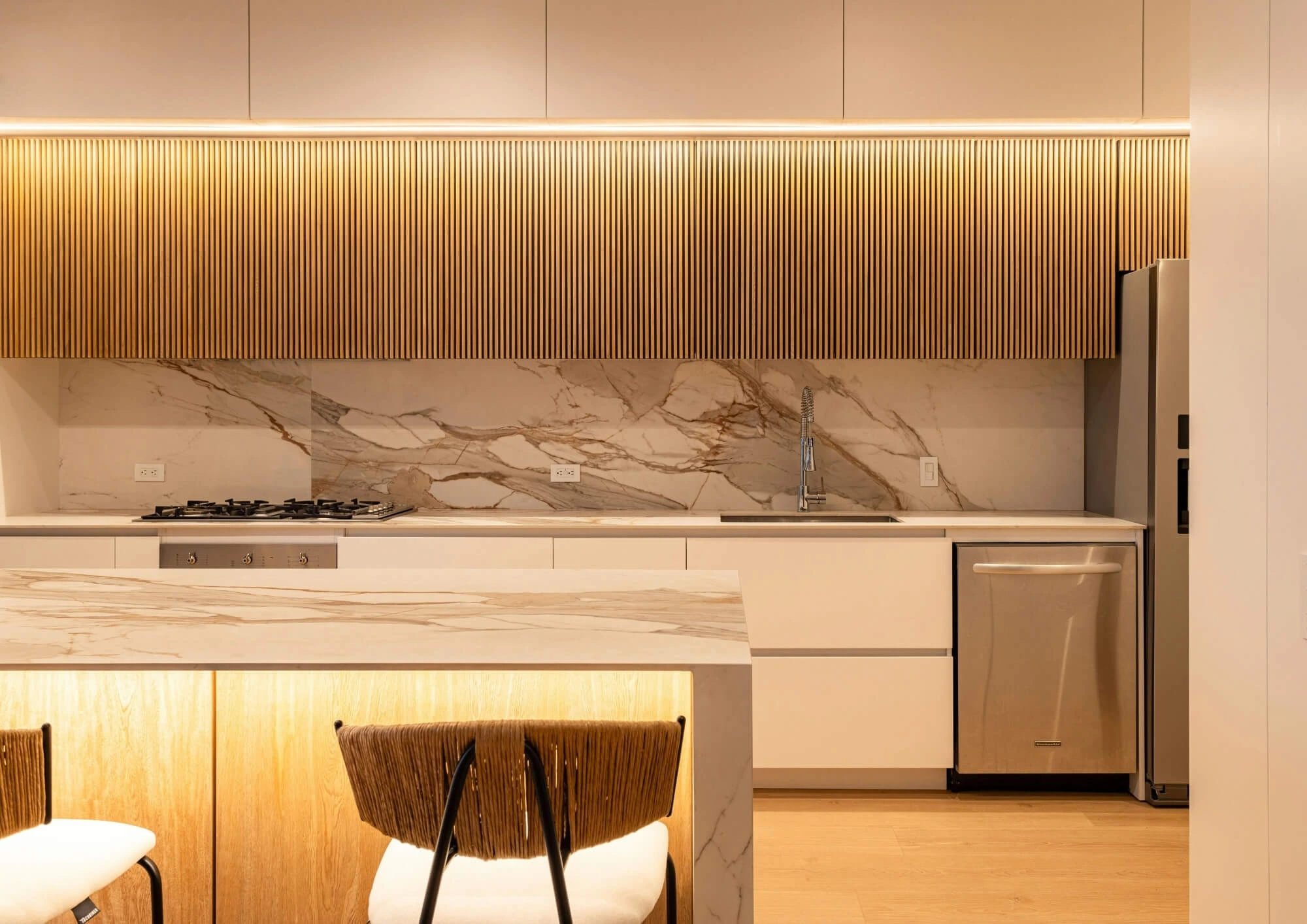 Küche mit LED-Unterbaubeleuchtung und Licht an der Kochinsel