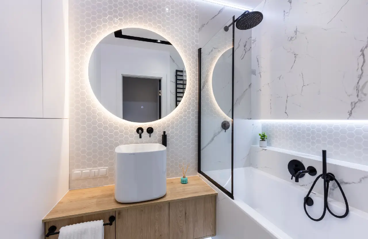 Kleines Badezimmer mit heller, gleichmäßiger Deckenbeleuchtung