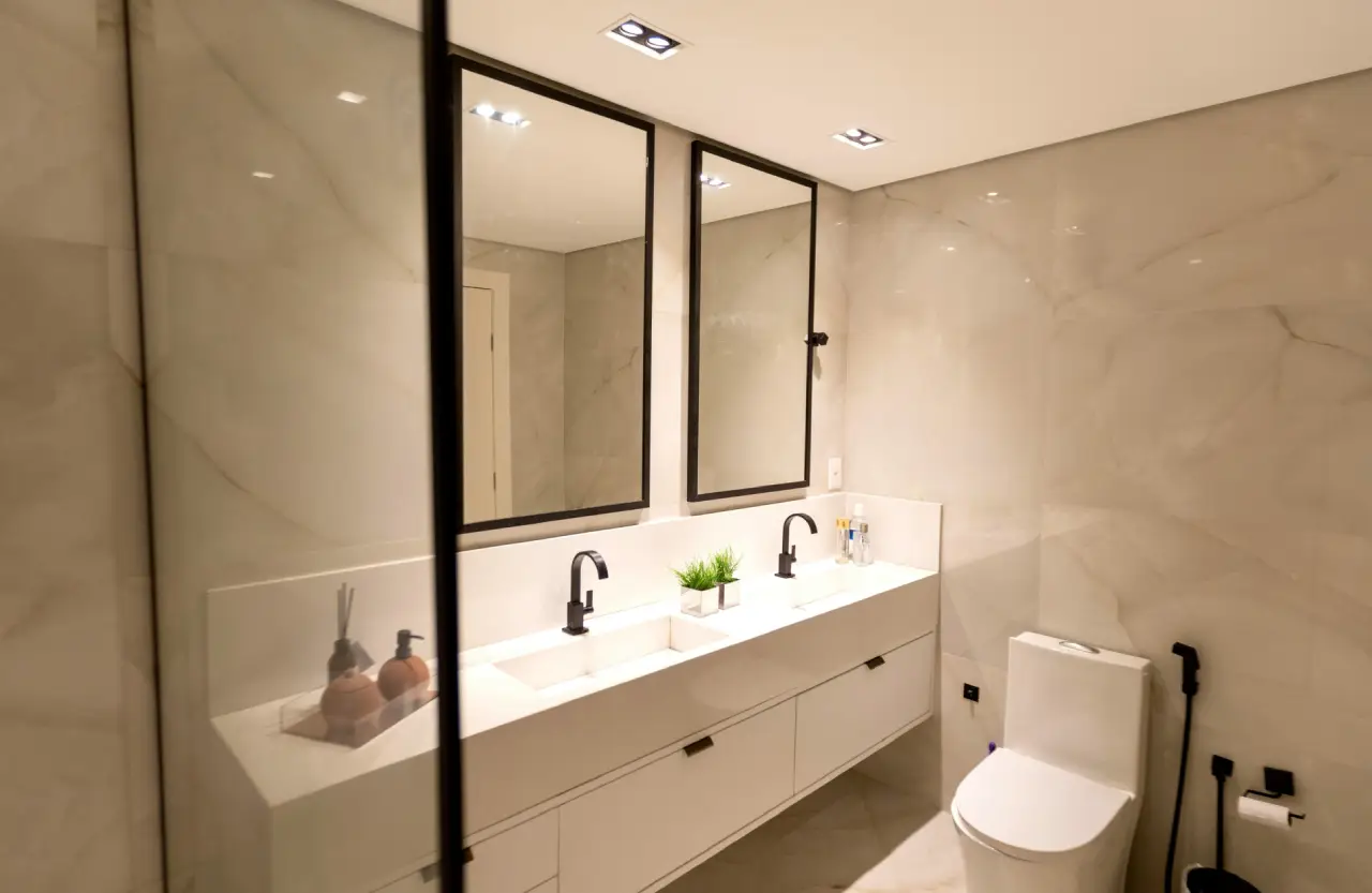 Helles kleines Badezimmer mit gleichmäßiger Deckenbeleuchtung