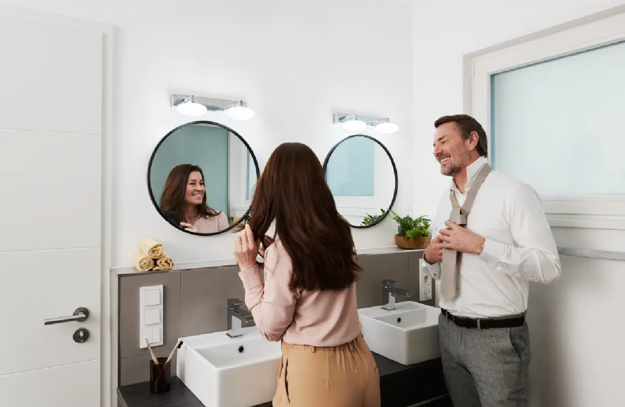 Spiegelbeleuchtung im kleinen Badezimmer für bessere Gesichtssicht