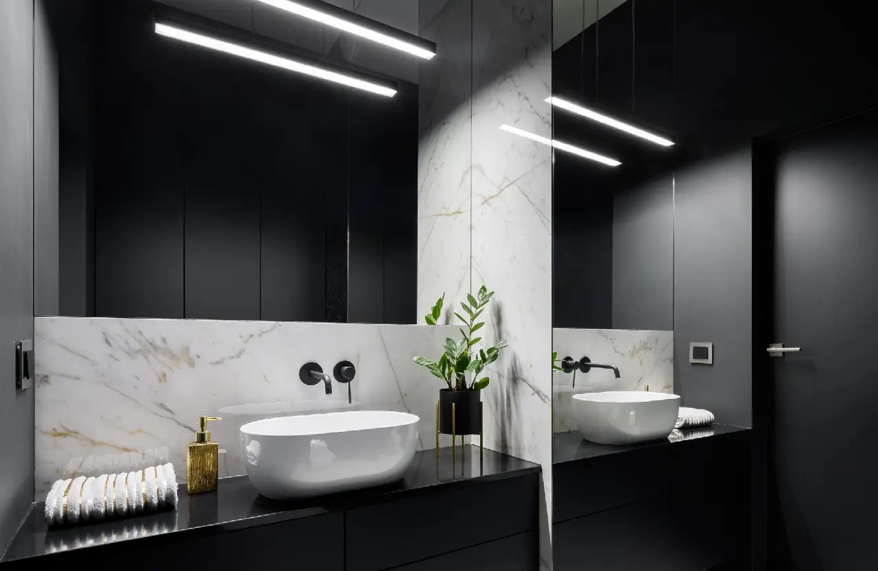 Kleines Badezimmer mit diffusem Licht und hellem, schattenfreiem Innenraum