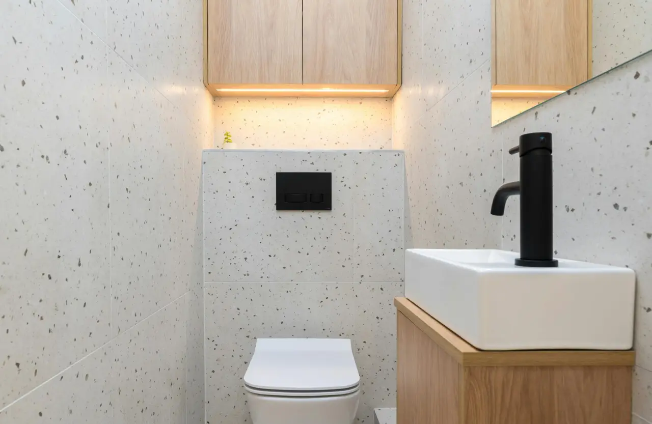 Dezentes LED-Licht im kleinen Badezimmer zur Verbesserung der Proportionen