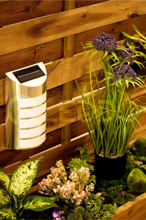 Garten-LED-Solar-Fassadenleuchte SAFFO Chrom/Weiß 6000K kalt GOLDLUX (Polux)