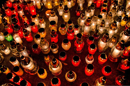 Set aus 15xGlaskerzen mit 8-Stunden-Einsatz ganzjährig für ein Grab 16 cm