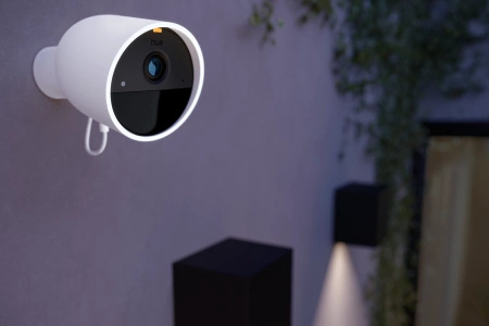 Secure Camera WCA E27 Set + 2x Kontaktsensor + 2x weiße und farbige Ambiance E27 Philips Hue Glühbirnen
