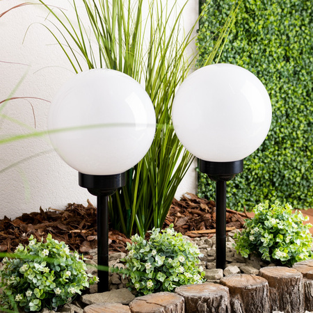 LED-Solar-Gartenlampe mit Nieten weiße Kugel 20 cm