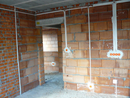 Tiefer Elektroinstallationskasten für Gipskartonplatten 2x60 mit PAWBOL-Schrauben