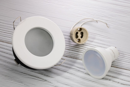 Set HALOGEN Hermetische Badezimmerleuchte PODBITKA AQUS Weiß IP44 + LED GU10 5W Cold Colour