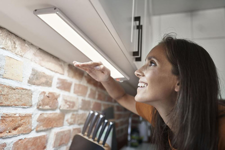 LED-Unterschrank-Lichtleiste 3.2W 200lm CCT mit Bewegungssensor Dämmerung Batterie Grau Linear Ledvance