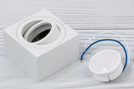 Halogen-Aufbauleuchte GU10, Aufbauspot 50mm beweglich Quadrat Weiß+LED-Einsatz 7W 4000K AMAT-S LUMILED