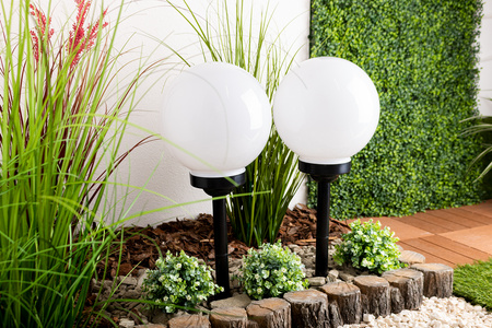 LED-Solar-Gartenlampe mit Nieten weiße Kugel 25 cm