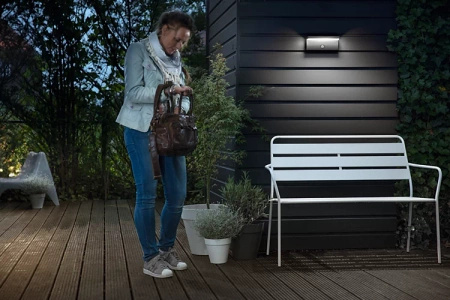 Garten LED Wandleuchte BUSTAN 3.8W Bewegungssensor 4000K Neutral IP44 Anthrazit PHILIPS