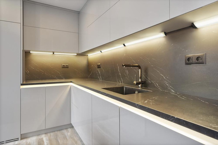 Ledvance Motion Sensor 7.5W 480lm CCT Dimmbar Schwarz 35cm Linearer Winkel Ledvance Unterbau LED-Leuchtband