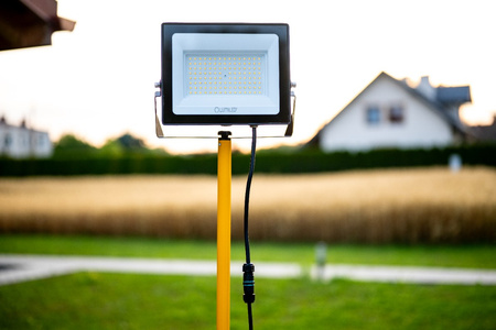 LED-Flutlicht ZUNA2 Halogenlampe 100W 4000K auf Stativ + Kabel + Hermetischer Anschluss LUMILED