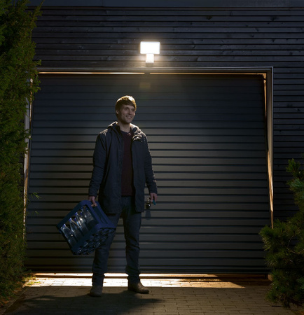 LED Fluter 30W 2700lm 3000K IP44 Grau mit Bewegungssensor LEDVANCE Flutlicht Endura