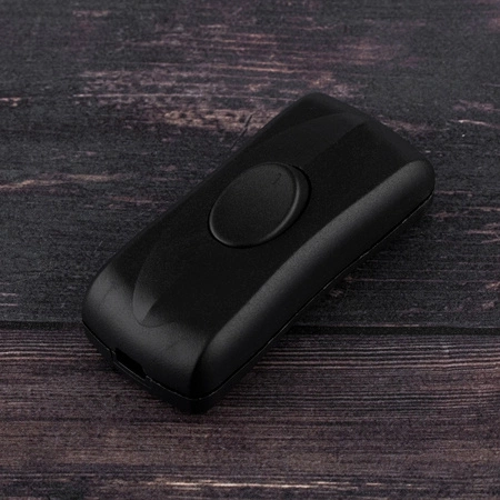 Wippschalter am schwarzen verdrillten Kabel