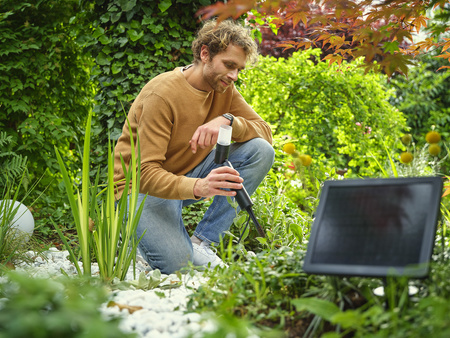 Gartenlampe LED solarbetriebener Strahler 1W 40lm 3000K IP44 Schwarz Endura Ledvance