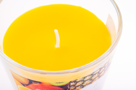 Dekorative Duftkerze im Glas. Tropische Früchte