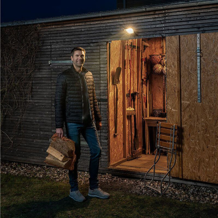 LED-Flutlicht 10W 800lm 3000K IP65 Schwarz mit Bewegungs- und Dämmerungssensor + Fernsteuerung KOBI MHNC