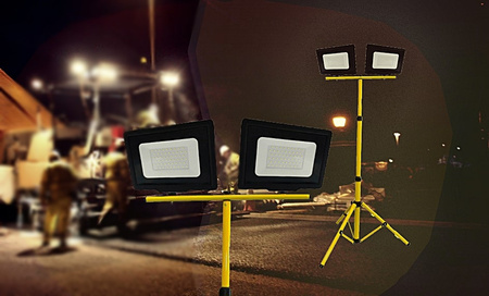 KOBI LED Fluter 2x50W 4000lm 6000K IP65 auf einem GOLDLUX Stativ (Polux)