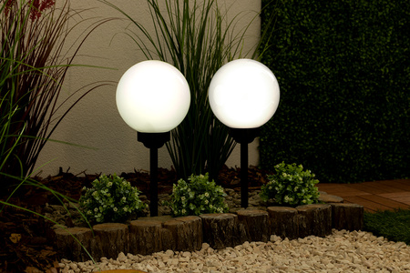 LED-Solar-Gartenlampe mit Nieten weiße Kugel 20 cm