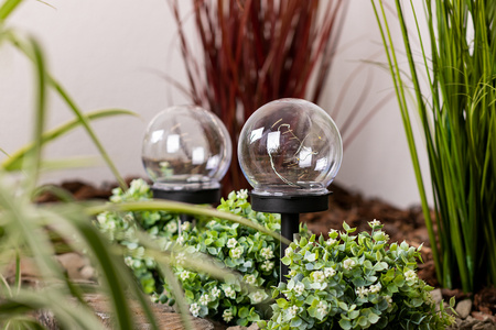 Solar-LED-Gartenlampe mit Nieten dekorative Kugel 3000K IP44 10 cm