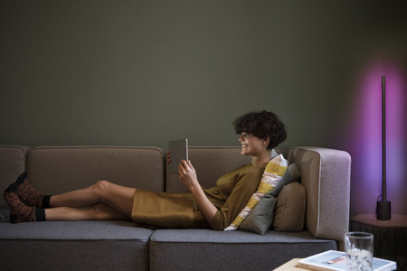 Intelligente LED-Stehleuchte 8W SMART+ WiFi RGB + RC mit Fernbedienung Dimmbar 80cm Schwarz BODENECKE LEDVANCE