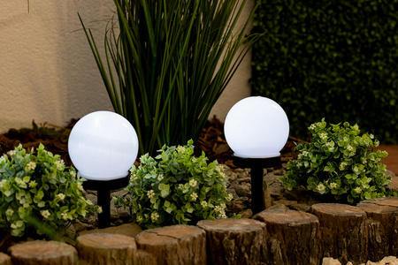 LED-Solar-Gartenlampe mit Nieten WEISSE KUGEL 10 cm