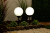 LED-Solar-Gartenlampe mit Nieten weiße Kugel 20 cm