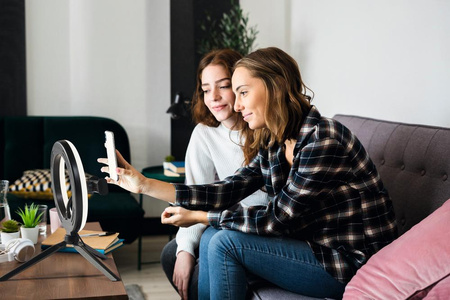 Mobile LED-Ring-Stehleuchte für Selfie 5,5W 250lm CCT 20 cm Bluetooth LEDVANCE + Fernbedienung