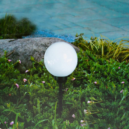 LED-Solar-Gartenlampe mit Nieten weiße Kugel 25 cm