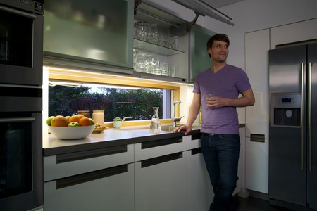 Lineare LED-Unterbauleuchte 12W 760lm 3000K Warm mit Bewegungssensor 50cm LinearLED Flat LEDVANCE