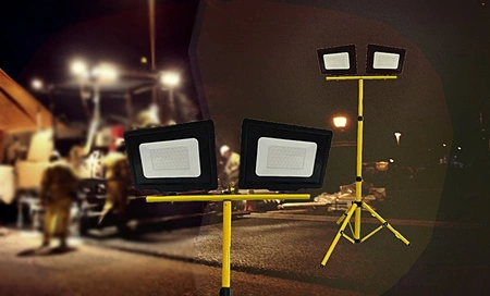 KOBI LED Fluter 2x50W 4000lm 6000K IP65 auf einem GOLDLUX Stativ (Polux)