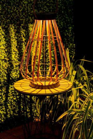 LED-Solarlampe für den Außenbereich Garten stehend Hängelaterne 3000K IP44 37cm Dämmerungssensor