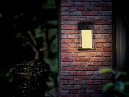 Außen-Solar-Fassadenleuchte LED 3.2W 470lm 2700K IP44 mit Bewegungs- und Dämmerungssensor Schwarz Juda Ultra Efficient Philips