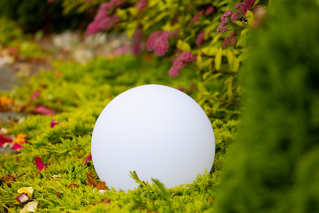 LED-Solar-Gartenlampe mit Nieten RGB-Globus für den Garten 17 cm + Fernbedienung