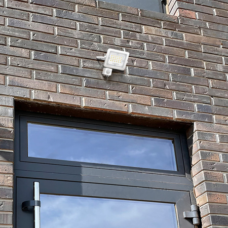 LED Fluter 50W 4500lm 5000K IP65 Weiß mit Bewegungs- und Dämmerungssensor VIDEX LUCA