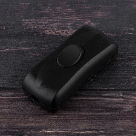 Wippschalter am schwarzen verdrillten Kabel