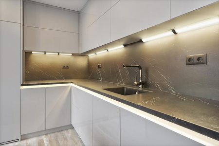 Ledvance Bewegungsmelder 5W 320lm CCT Dimmbar Schwarz 35cm Linearer Winkel Ledvance Unterbau LED Lichtleiste