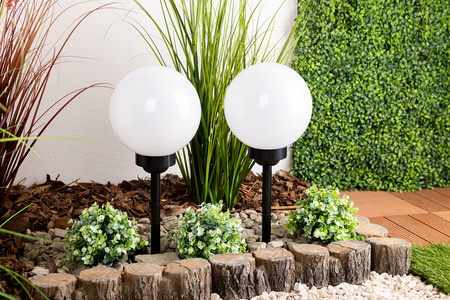LED-Solar-Gartenlampe mit Nieten weiße Kugel 20 cm