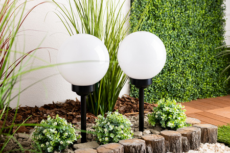 LED-Solar-Gartenlampe mit Nieten weiße Kugel 20 cm